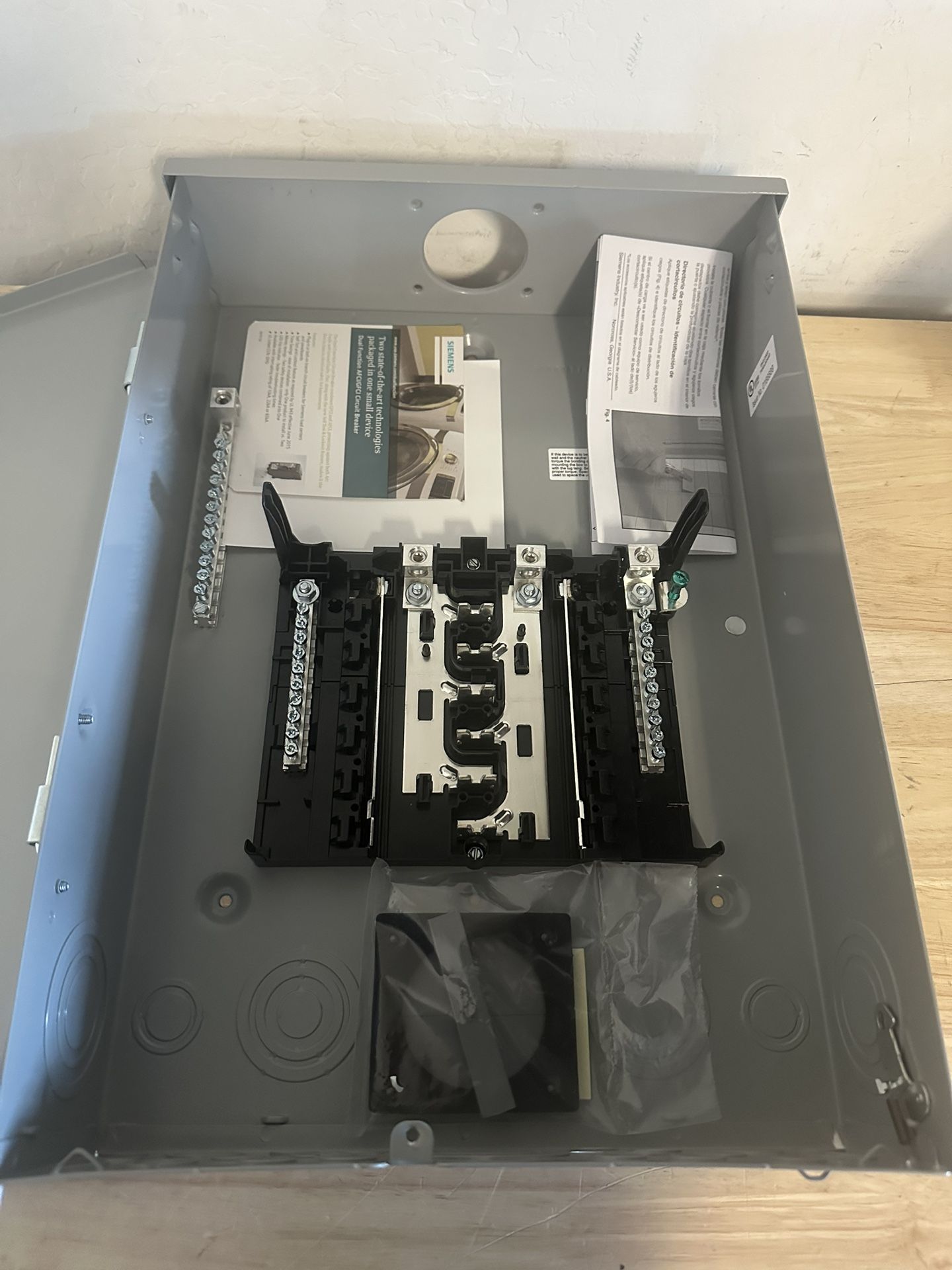 SIEMENS SNW1224L1125 12-24 CIRCUIT MAIN LUG ONLY NEMA 3R PANEL