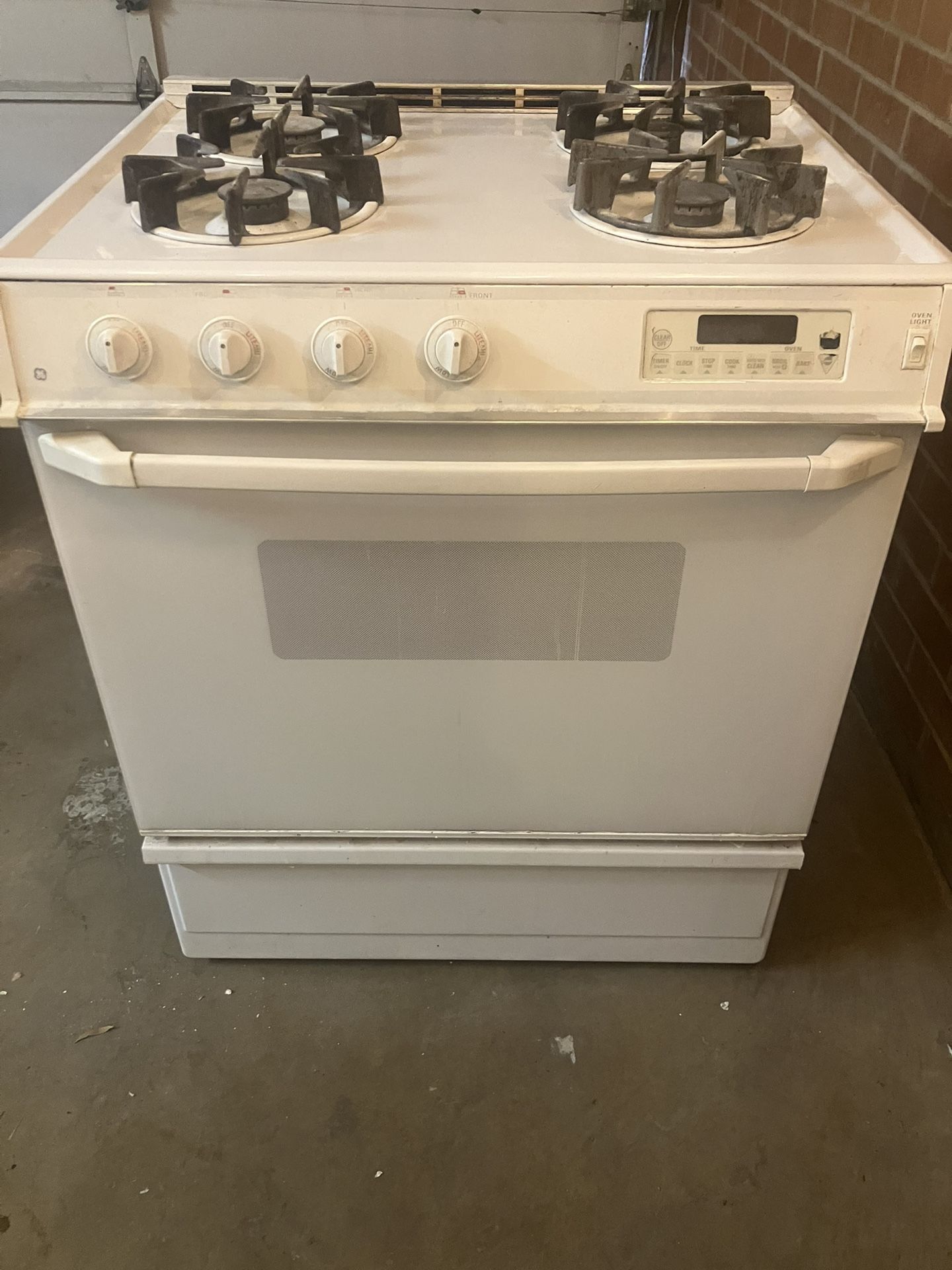 GE Gas Cooktop and Stove
