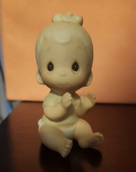 Precious Moments "Baby - Baby Girl Clapping"
Precious Moments "Baby - Baby Girl Clapping" 1983