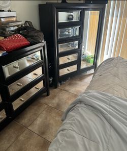 Beautiful Mirrored  Dresser Set Chest Dresser 2 Night Stands 