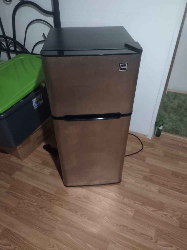 RCA 4.5 Cu Ft 2 Door Mini Fridge/Freezer w/ Manual