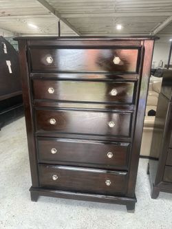 Chest good condition  58”-39”