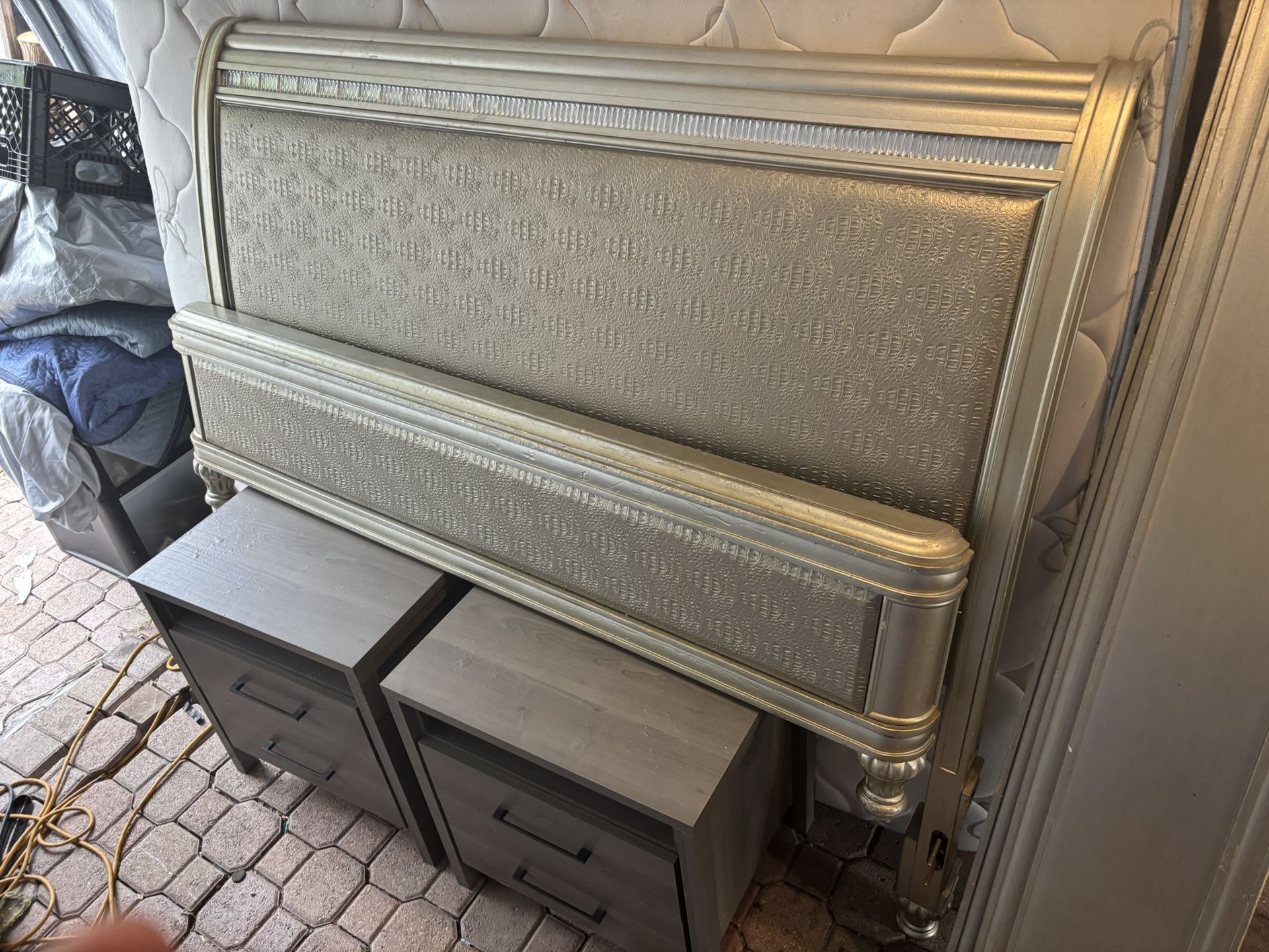 queen bed whit 2 end table