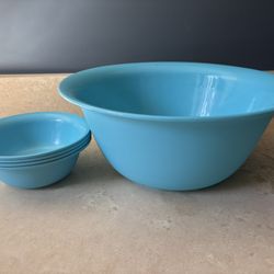 Sterilite New 6 Quart Bowl Approximately 13 Inches And Four Smaller Bowls Plastic