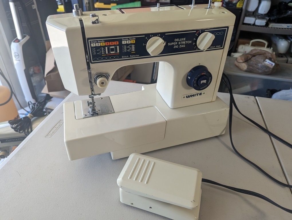 White Deluxe Super Stretch Zig Zag Sewing Machine w/Pedal Model 1620-1