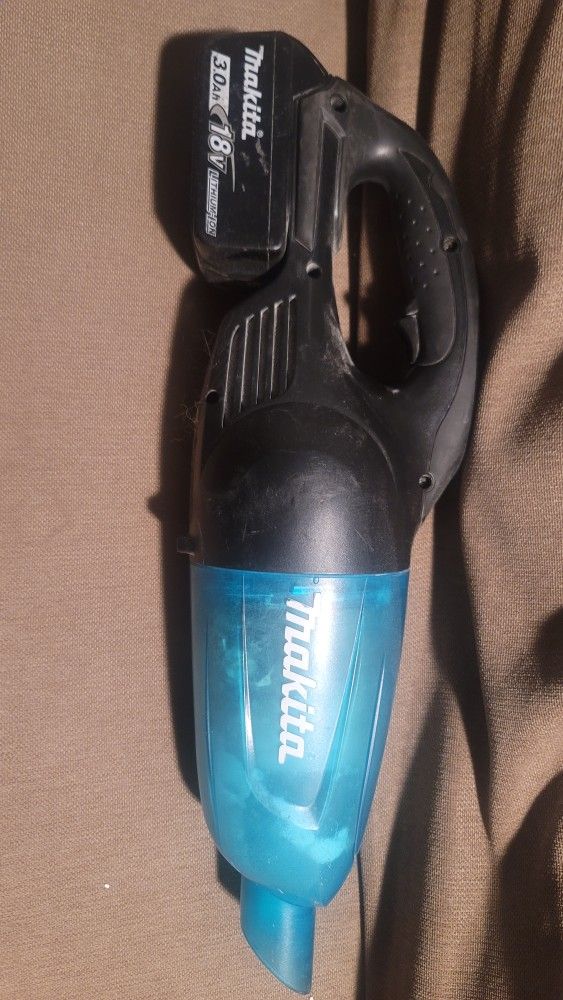 Makita XLC02 Hand Vac + Attachments