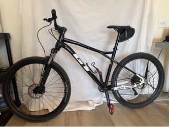 GT Avalanche w/27.5” Wheels Barely Used Like New Large Frame Size