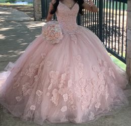 Quinceńera Dress With Bouquet