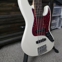 Fender Jazz Bass 5 String (Amazing sound)