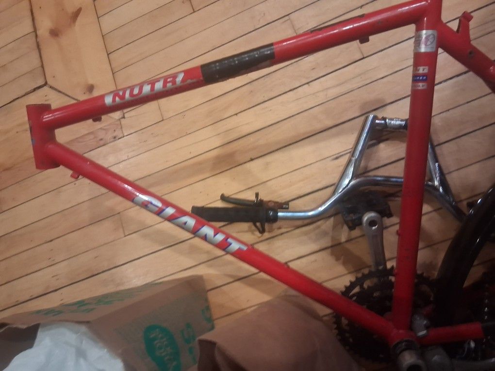 Giant Mountain Bike Frame Chain And 3 Piece Cranks