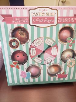 La petite pastry bath bomb