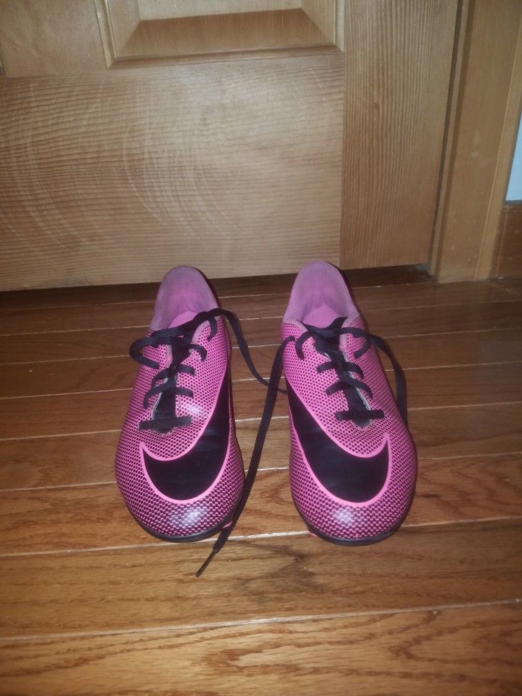 Girls Soccer Cleats Youth Size 5.5Y Pink Nike