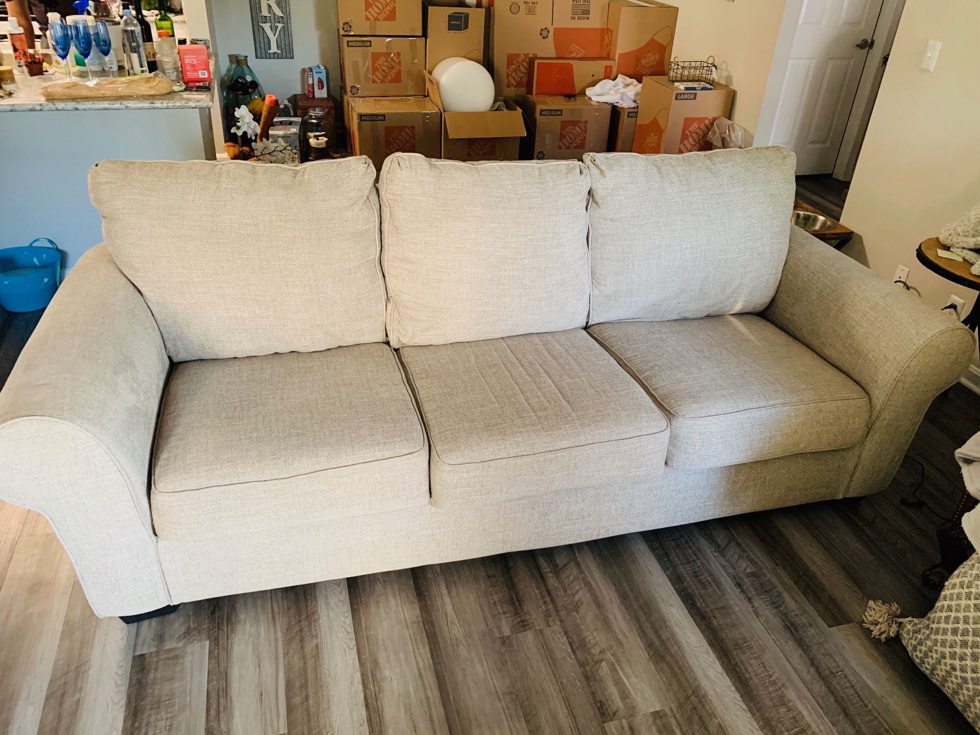 Ashley Furniture 9’ three seater couch great conditon