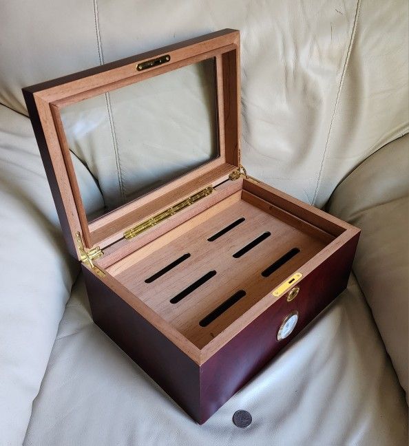 Cigar Humidor Up To 100 Cigars by Mantello Spanish Cedar Rosewood Color Exterior.