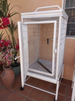 LARGE HEAVY DUTY PARROT CAGE IN EXCELLENT CONDITION