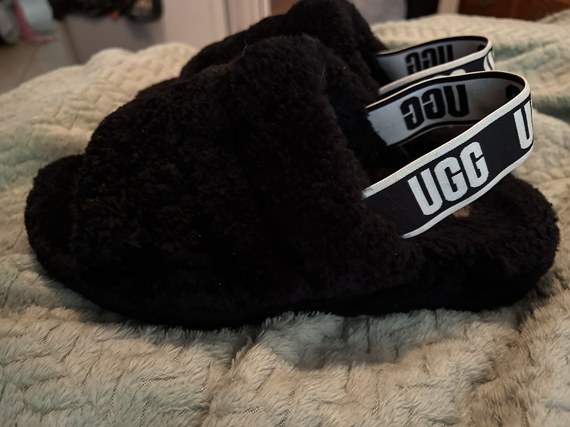 Black Ugg Fuzzy Slippers! 🖤🥰