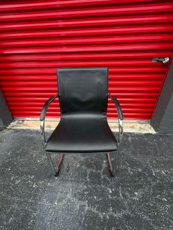 MODERN ARMCHAIR / OFFICE CHAIR/ IN GREAT CONDITION