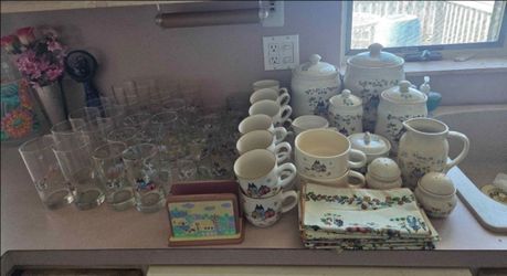 HUGE Vintage Country International
HEARTLAND stoneware dinnerplates
glass cups bowls silverware