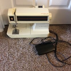 Singer Touch Tronic 2001 Memory Free Arm Sewing Machine With Pedal 