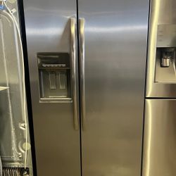 WHIRLPOOL SIDE BY SIDE REFRIGERATOR WITH WATER DISPENSER