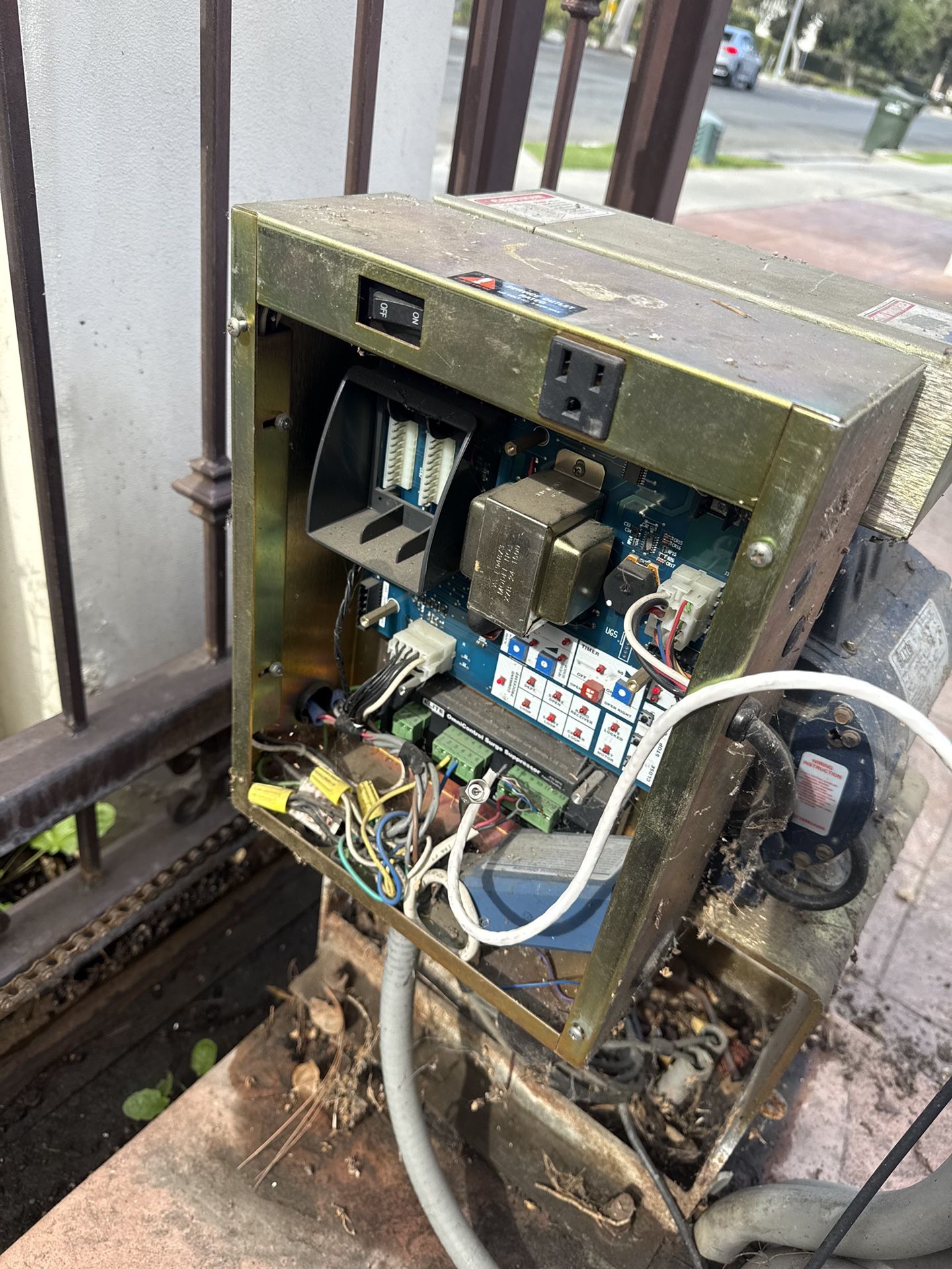 Electric Gate Motor And Parts Adjustment And Replace 