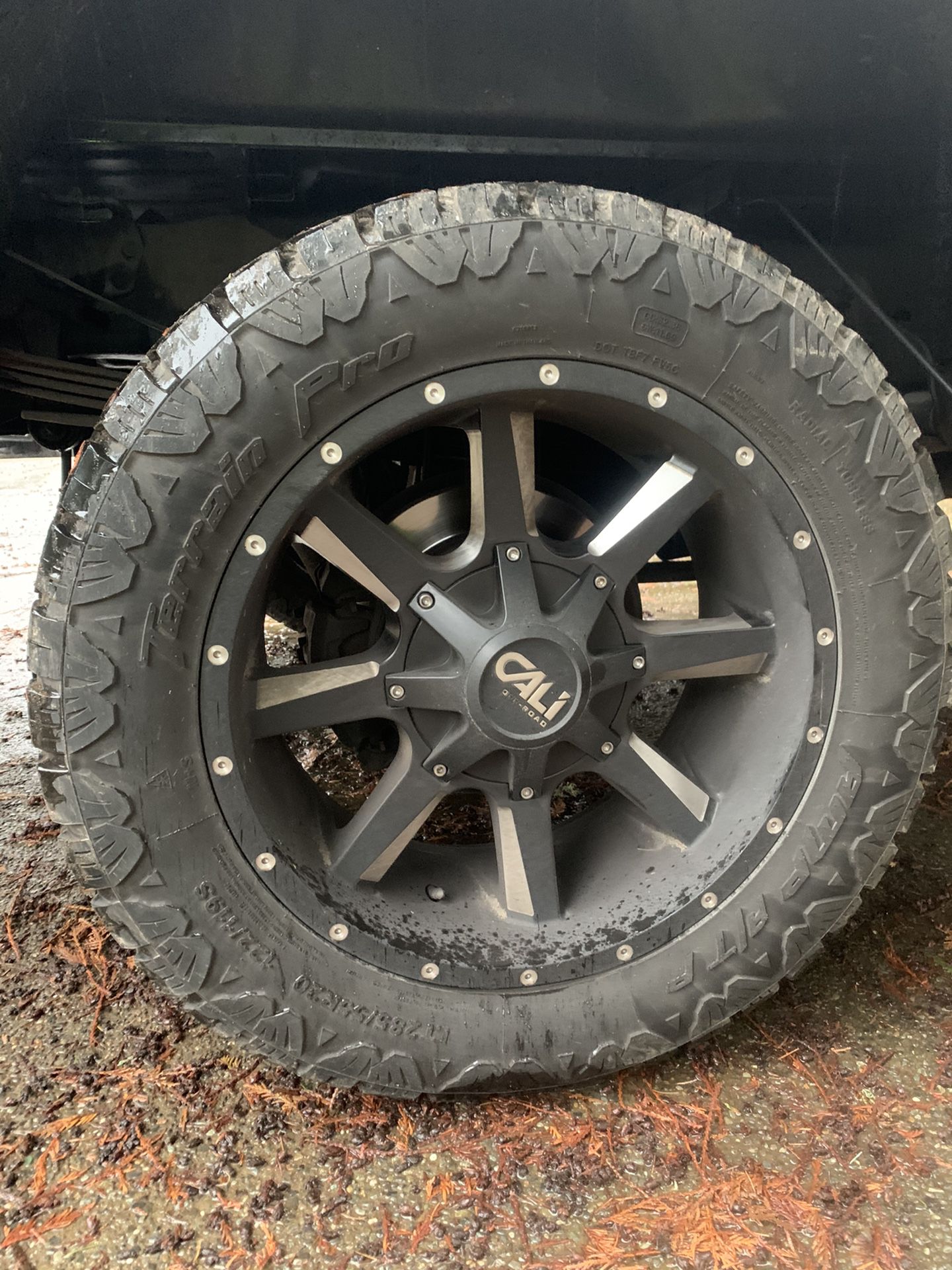20” Black Rims 8x170 With 33” Tires Ford F250 F350