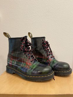 Rare barely worn womens plaid size 8 8.5 Doc Martens