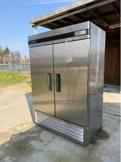 Double door commercial fridge