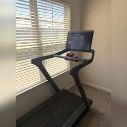 2021 Peloton Tread Good Condition Functional Screen Incline - Ladson, SC