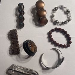Lot Of 8 Bracelet’s 