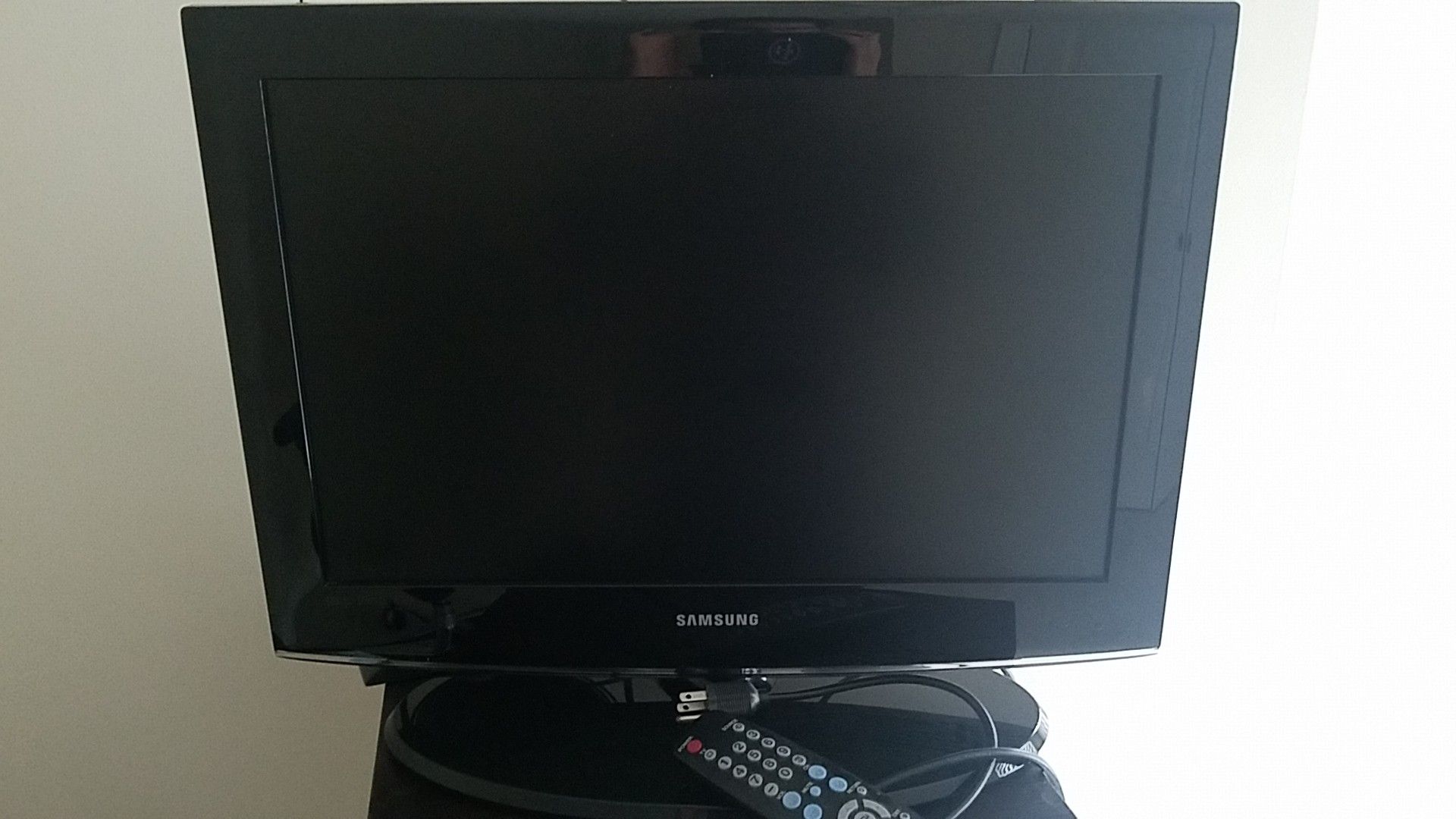 Samsung 22" TV with Remote