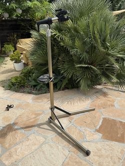 Free CyclingDeal Bike Repair Stand / Workstand
