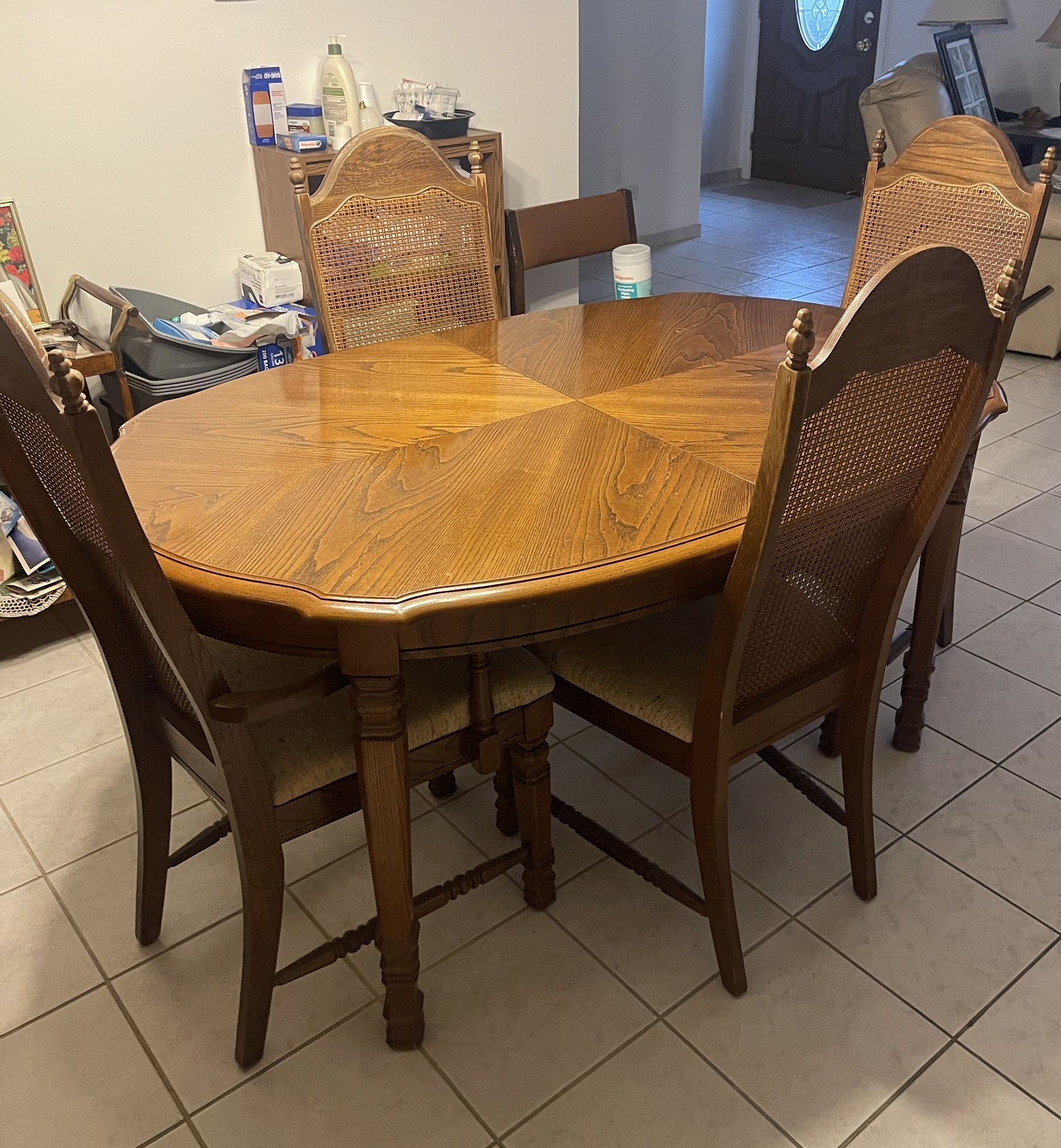 Dining Room Table  And Chairs 
