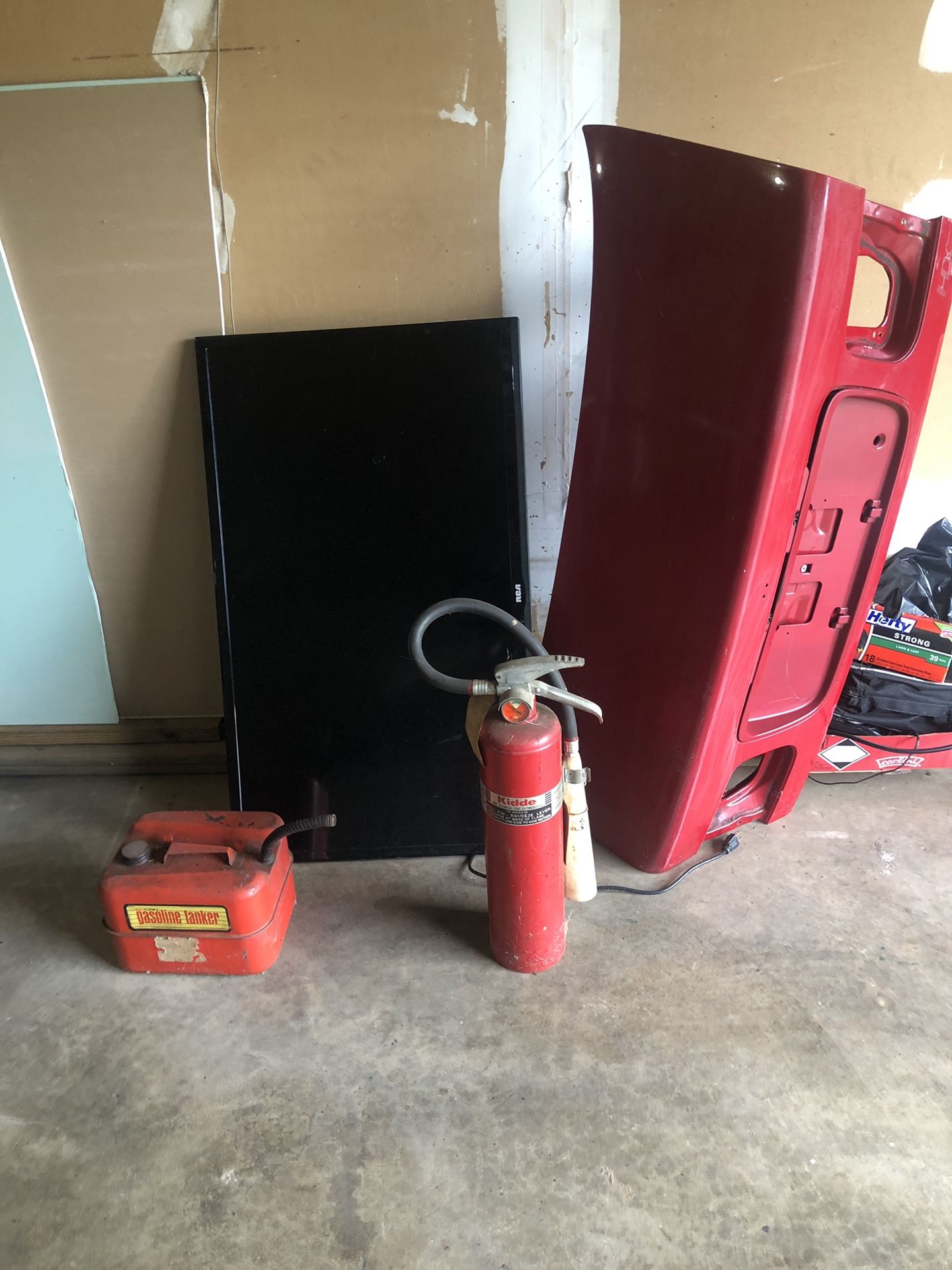 Tv, vintage gas can and fire extinguisher from the 60’s and Honda Civic coupe 96-02 trunk