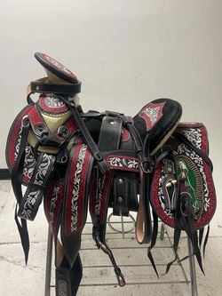 Montura charra bordada