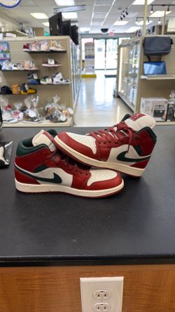 Jordan 1 Mid’s Midnight Green
