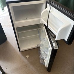 Mini Frigidaire small refrigerator