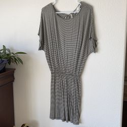 Max studio skirt size pre loved S color dark green