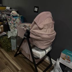 Nuna  LYTL Bassinet (like New)