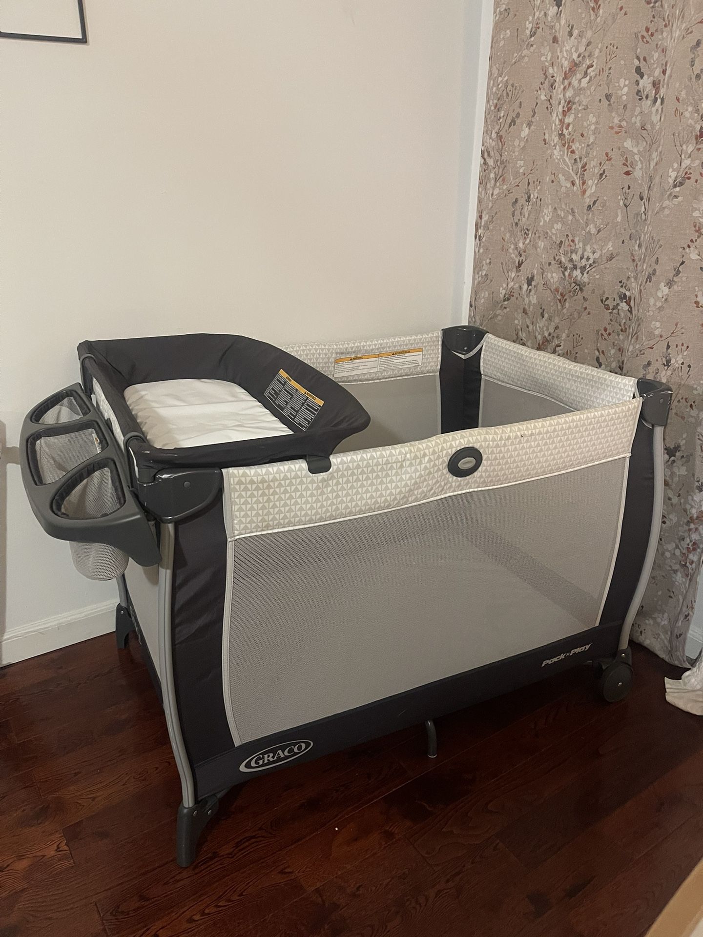 Graco Pack ‘n Play Care Suite, Wells