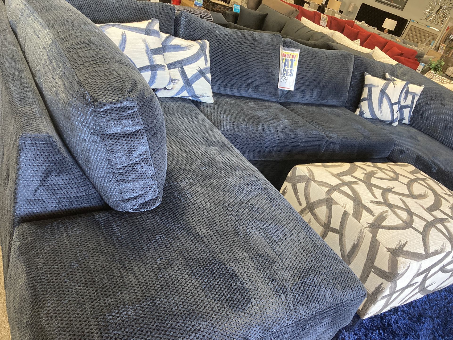 Exquisite Sectional 🎉 Simple Financing Available 💛 Free Delivery 🚚