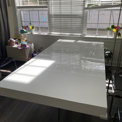 White lacquered rectangular dining table for 6-8 people.