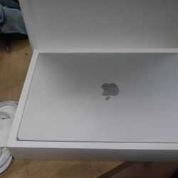 APPLE LAPTOP A3114 24GB RAM 1TB HD M3 2024 W AFTER MARKET CHARGER 886333-1