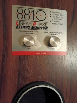 8810 Speakers. Excellent condition, like new.