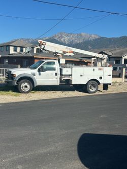 Utility bed with boom lift