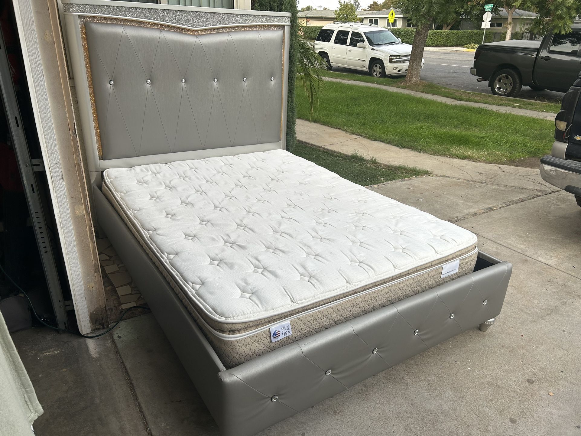 BONITA CAMA QUEEN SZ DE MADERA Y PIEL CON LUZ LED EN CABECERA CON BOX Y COLCHÓN TOP PILLOW USADA BUENA CONDICIÓN 