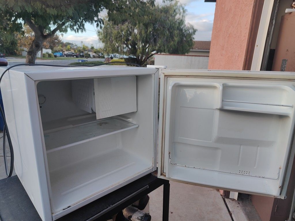 Kenmore Mini Refrigerator