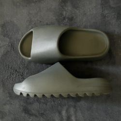 Yeezy slides marine slate size 9