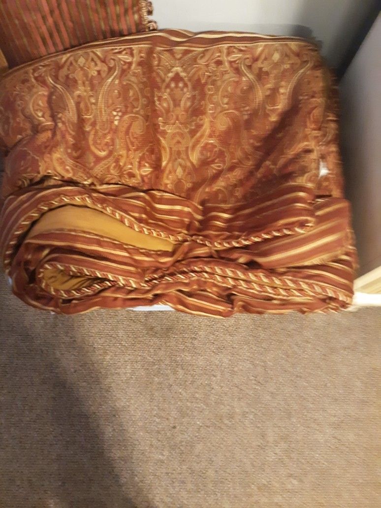 Comforter Pillow Shams and Bedskirt 