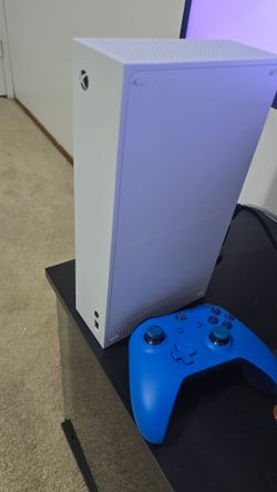 1.5 TB Xbox Series S with Blue Controller and Expansion Card